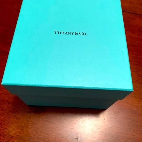 Brand new authentic Tiffany legendary box . Hot🌞